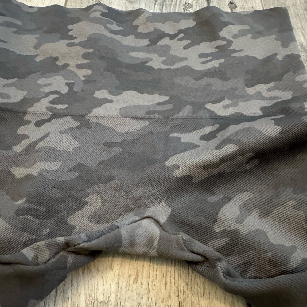 Spanx Womens Leggings Medium Gray Camo Look At Me Now Cropped Length - Picture 7 of 8
